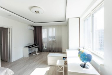 Ahşap yatak, oyuncaklar ve asılı süslemelerle süslü İskandinav çocuklarının şık kompozisyonu. Yaratıcı duvar. Boşluğu kopyala.