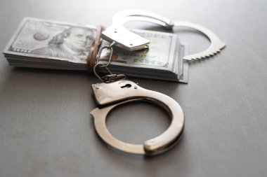 Kelepçe ve euro para. Euro banknot.