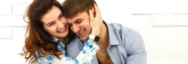 Mutlu genç çift yeni dairesinde hareket