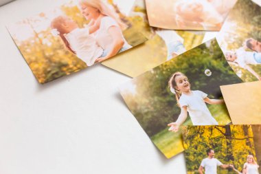 Fotoğraf albümü anma ve nostalji yolculukta yaz sörf plaj gezi ahşap masa. vintage fotoğraf makinesinin - an fotoğraf vintage ve retro tarzı