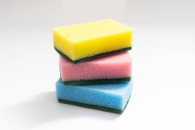 sünger beyaz arkaplanda izole edildi.