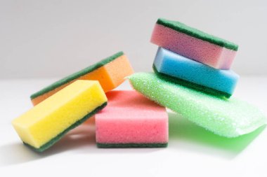 Beyaz arka planda izole edilmiş bulaşık yıkama süngerleri.