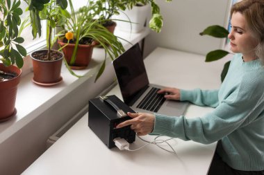Elektrik kesintisi sırasında ışık olmadığında telefon, tablet, laptop ve diğer cihazlar için şarj istasyonu. Elektrik olmayınca jeneratör güç bankası bataryası. Elektrikli şarj edilebilir pil.