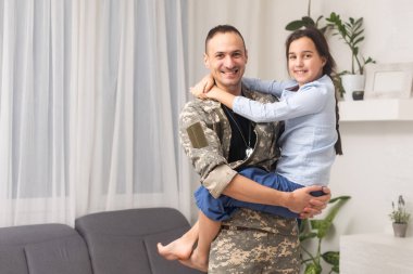 Yakışıklı asker ailesi ile tekrar bir araya.