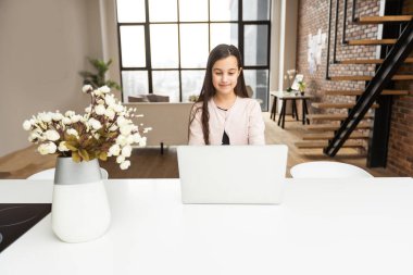 Laptop kullanan gülümseyen kız, evde okuyan öğrenci, dijital eğitim, internette yazı yazan genç, sosyal ağlarda internetten sohbet eden blogcu, ofiste çalışan kadın.