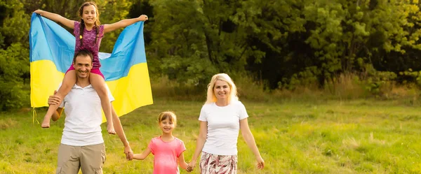 Família Com Bandeira Ucrânia — Fotografia de Stock
