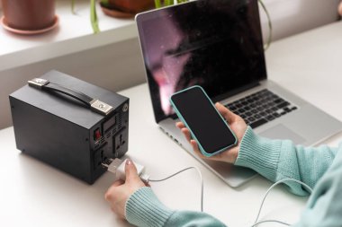 Elektrik kesintisi sırasında ışık olmadığında telefon, tablet, laptop ve diğer cihazlar için şarj istasyonu. Elektrik olmayınca jeneratör güç bankası bataryası. Elektrikli şarj edilebilir pil.