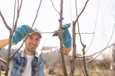 genç adam budama şube portresi.