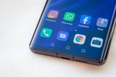 Sosyal medya ağları Facebook, WhatsApp ve Instagram uygulamaları akıllı telefon Huawei P30pro Kyiv, Ukrayna - Şube 08, 2019