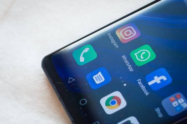 Sosyal medya ağları Facebook, WhatsApp ve Instagram uygulamaları akıllı telefon Huawei P30pro Kyiv, Ukrayna - Şube 08, 2019