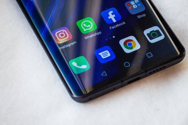 Sosyal medya ağları Facebook, WhatsApp ve Instagram uygulamaları akıllı telefon Huawei P30pro Kyiv, Ukrayna - Şube 08, 2019