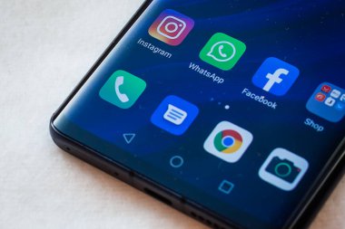 Sosyal medya ağları Facebook, WhatsApp ve Instagram uygulamaları akıllı telefon Huawei P30pro Kyiv, Ukrayna - Şube 08, 2019