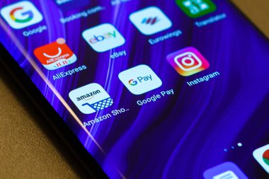 eBay, Amazon, AliExpress ve Alibaba uygulamaları simgesi ekranda. Alışveriş ve e-ticaret için cep telefonu uygulamaları. Kyiv, Ukrayna - 10 Kasım 2019