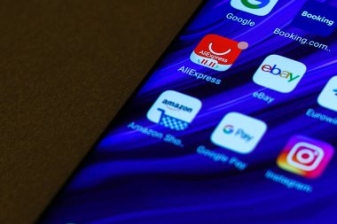 eBay, Amazon, AliExpress ve Alibaba uygulamaları simgesi ekranda. Alışveriş ve e-ticaret için cep telefonu uygulamaları. Kyiv, Ukrayna - 10 Kasım 2019