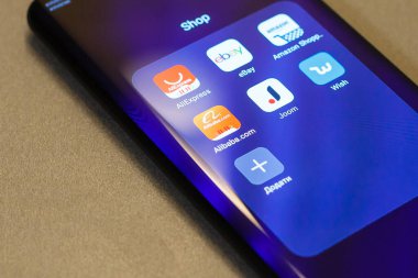 eBay, Amazon, AliExpress ve Alibaba uygulamaları simgesi ekranda. Alışveriş ve e-ticaret için cep telefonu uygulamaları. Kyiv, Ukrayna - 11 Kasım 2019