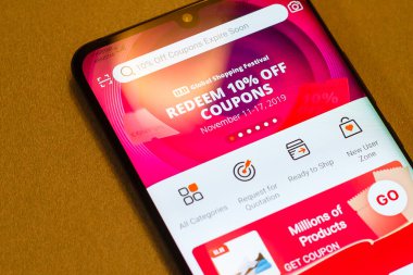 Kyiv, Ukrayna - 11 Kasım 2019: Huawei P30pro İnternet alışveriş servisi Aliexpress ekranda.