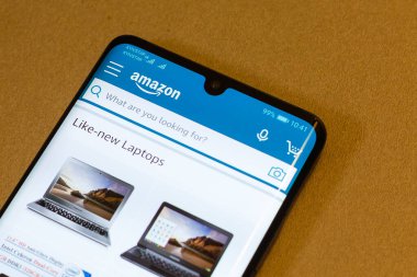 Kyiv, Ukrayna - 11 Kasım 2019: Huawei P30pro Internet alışveriş servisi amazonu ekranda.