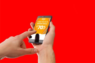 Kyiv, Ukrayna - 10 Kasım 2019: İnternet alışveriş servisi Aliexpress ile telefonda konuşan adam.