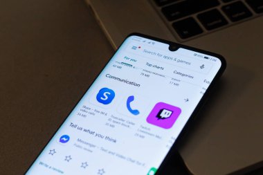 Sosyal medya ağlarının uygulamaları akıllı telefon Huawei P30pro Kyiv, Ukrayna 'da görüntülendi - 03 Ocak 2020: