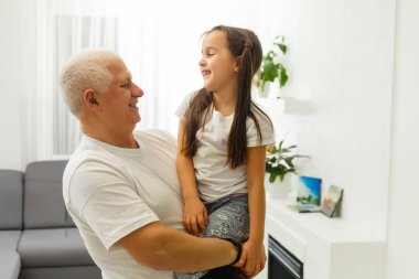 Yaşlı adam ve Covid-19. Evde ve karantina konseptinde kalın. Coronavirus önleme kampanyası için evde sosyal medya kampanyası yapın. Sosyal uzaklık .