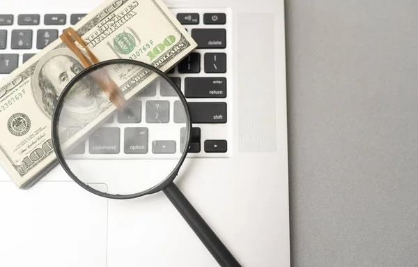 Magnifying Glass Dollar Bills Laptop Search Financial Income Internet — Fotografia de Stock