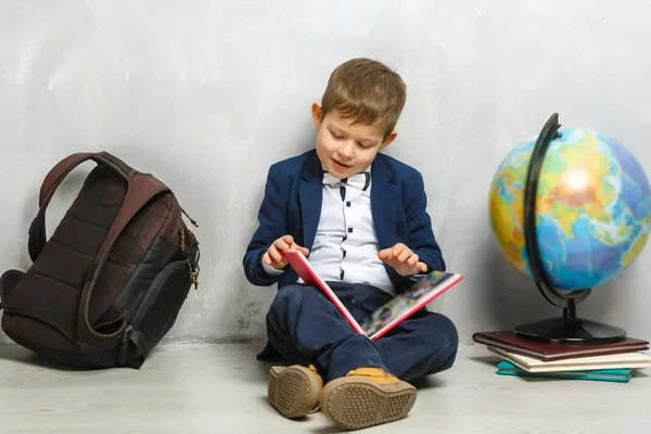 Kitapları Tutan Küçük Bir Öğrenci Kendini Yetiştirme — Stok fotoğraf