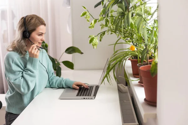 Positieve Jonge Vrouw Met Een Laptop Thuis Videoconferentie Gezellig Interieur — Stockfoto