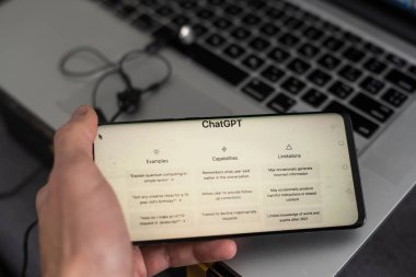 Yapay zeka ya da ChatGPT sohbet ekranı. OpenAI tarafından geliştirilen yapay zeka sohbet robotunu kullanarak bilgi arayan bir adam. Kyiv, Ukrayna - Şubat 06, 2023. Yüksek kalite fotoğraf