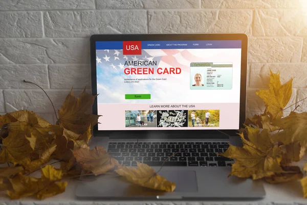 Laptop Green Cards Technology — 图库照片