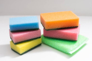 Beyaz arka planda izole edilmiş bulaşık yıkama süngerleri.