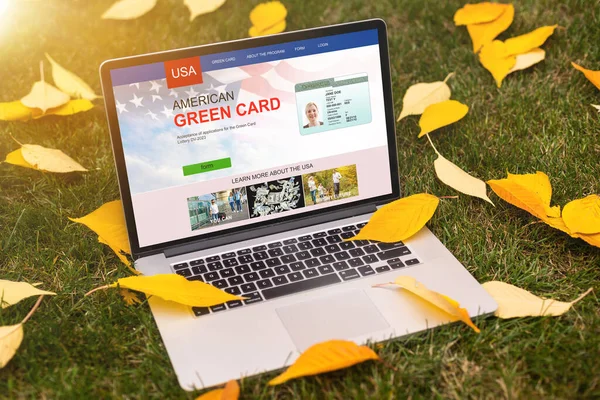 Laptop Green Cards Application — 图库照片