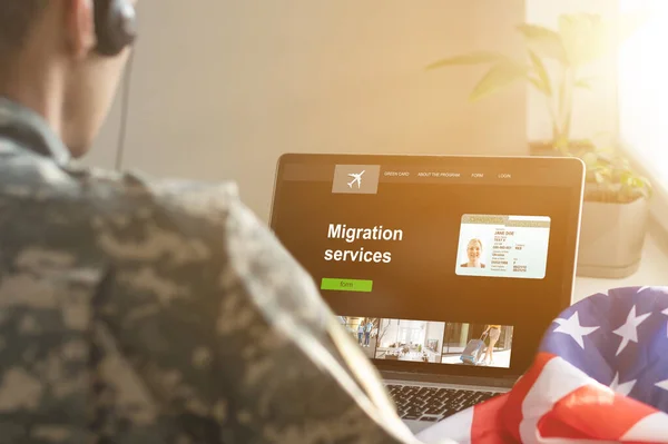 在美国国旗旁边的笔记本电脑 美国国旗拉近了距离 美国政府网站 关于向美国移民的卫星 迁移到美国 美国互联网部分 — 图库照片