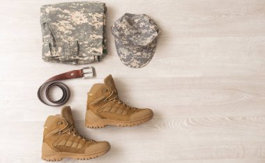 Askeri üniforması üzerinde ahşap arka plan ayarlamak, Görünümü Kapat.