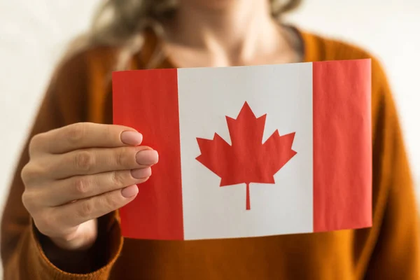 Bandeira Canadense Mãos Branco — Fotografia de Stock