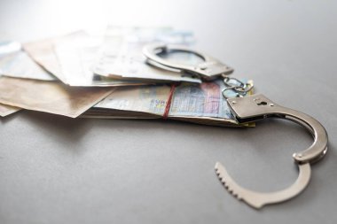 Kelepçe ve euro para. Euro banknot.