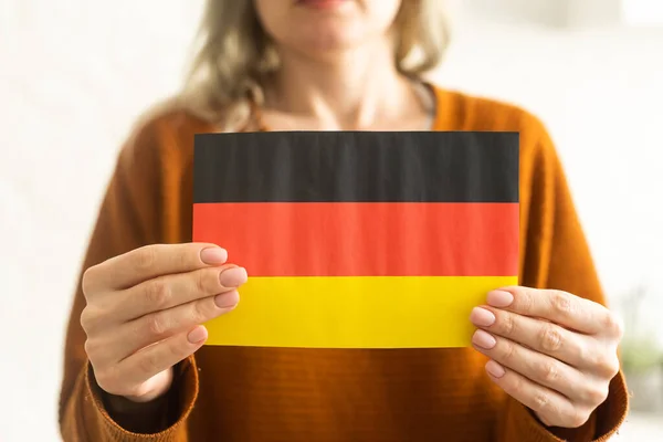 Bandeira Alemã Nas Mãos Educação Moderna Aprendizagem Línguas Intercâmbio Conhecimentos — Fotografia de Stock