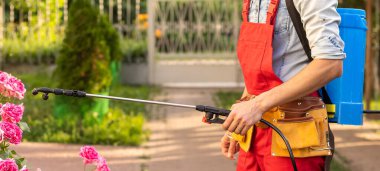 Bahçe Sulama Sistemleri. Bahçe teknisyen konut bahçede sulama yağmurlama sistemi test