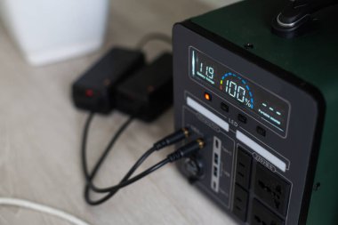 Taşınabilir güç istasyonu cihazları şarj ediyor. Modern, bilgi teknolojisi. Kontrol paneli. Kapat.