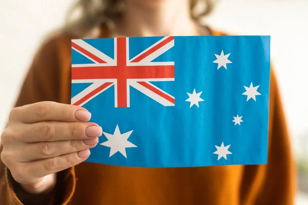 Mão Segurando Bandeira Australiana Isolado Fundo Branco — Fotografia de Stock