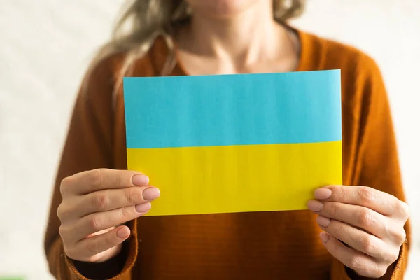 Bandeira Ucraniana Nas Mãos Conceito Acabar Com Guerra Ucrânia — Fotografia de Stock