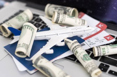 Renkli arka plan üzerinde dizüstü bilgisayar, oyuncak düzlem ve para ile Kompozisyon. Seyahat acentası.