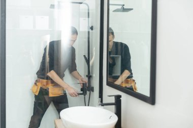 Genç tesisatçı sabitleme Duş kabini