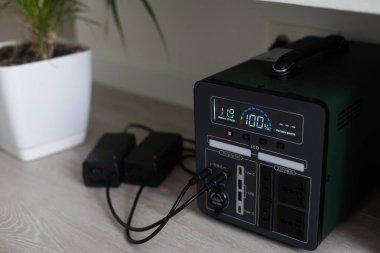 Elektrik kesintisi sırasında ışık olmadığında telefon, tablet, laptop ve diğer cihazlar için şarj istasyonu. Elektrik olmayınca jeneratör güç bankası bataryası. Elektrikli şarj edilebilir pil..