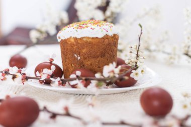 Paskalya pastası ve boyalı yumurtalar çiçek açıyor..