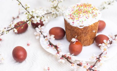 Bahar çiçekli renkli Paskalya yumurtaları. Renkli yumurta tatili sınırı. Paskalya pastası.