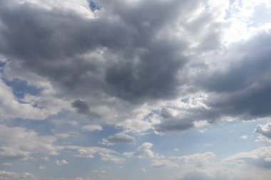 kara bulutlar gökyüzü siyah olun. Yağmur yakında geliyor. Bulutların desen bu kasırga, kasırga veya fırtına olduğunu tahmin edemez. Yağmur yok ama bazen ağır bulutlar