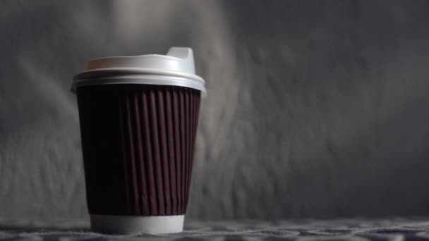 Kahverengi Arka Planda Bir Bardak Kahve — Stok video