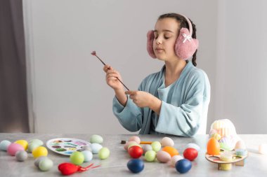 Paskalya yumurtaları kapalı küçük kızla.