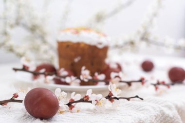 Bahar çiçekli renkli Paskalya yumurtaları. Renkli yumurta tatili sınırı. Paskalya pastası.