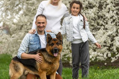 Aile ve küçük çocuk bahar doğasında dinleniyor.